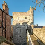 Walls View Daire York