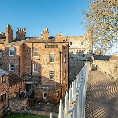 Walls View Daire York